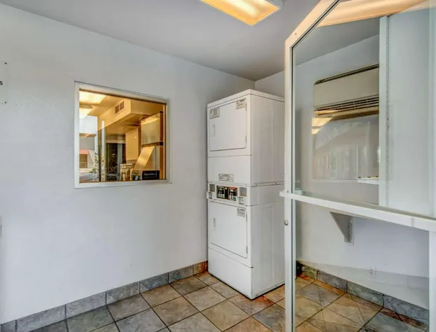 Super 8 by Wyndham Tracy hotel detail image 1