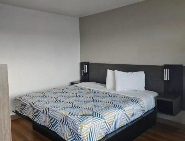 Super 8 by Wyndham Tracy hotel detail image 2