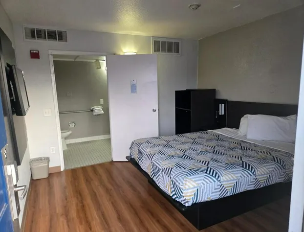 Super 8 by Wyndham Tracy hotel detail image 4