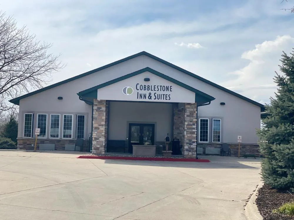Cobblestone Inn & Suites - Denison Majestic Hills hotel hero