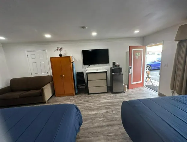 Town and Country Inn hotel detail image 4