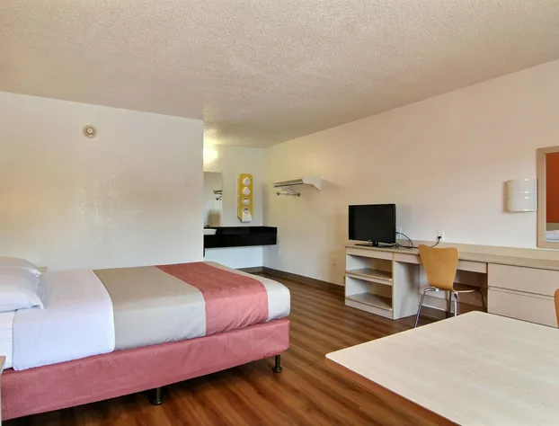 Motel 6 Middleburg Heights, OH - Cleveland hotel detail image 3