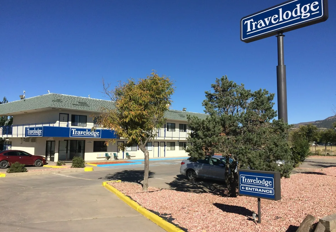 Travelodge by Wyndham Raton hotel hero