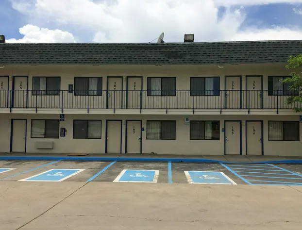 Travelodge by Wyndham Raton hotel detail image 2