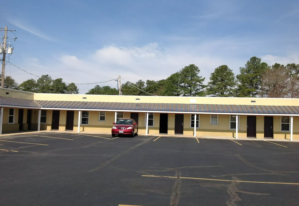 Budget Inn hotel hero