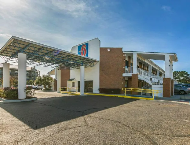 Motel 6 Dothan, AL hotel detail image 1