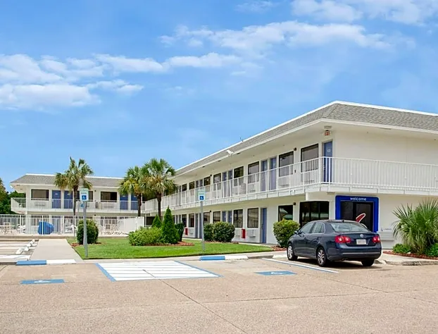 Motel 6 Gulfport, MS – Airport hotel detail image 1