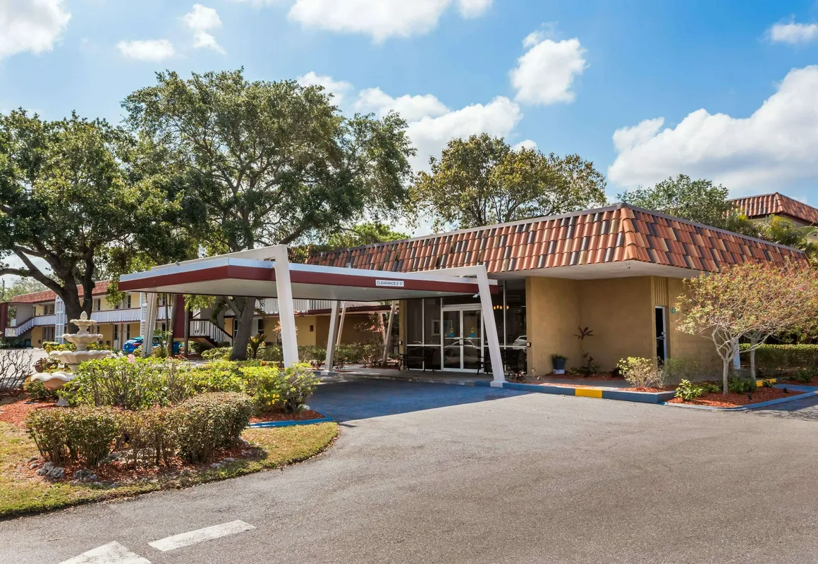 Baymont by Wyndham Sarasota hotel hero