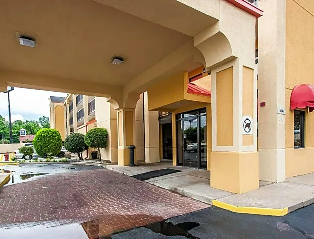 Econo Lodge Inn & Suites hotel detail image 1