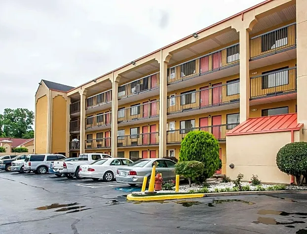 Econo Lodge Inn & Suites hotel detail image 2