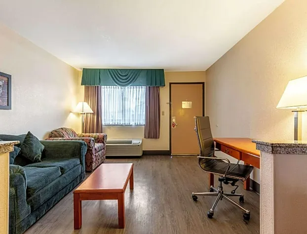 Econo Lodge Inn & Suites hotel detail image 4