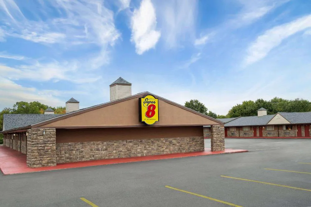 Super 8 by Wyndham Youngstown/Girard hotel hero