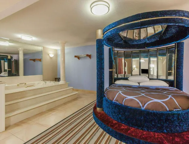 Super 8 by Wyndham Mt. Pleasant TX hotel detail image 1