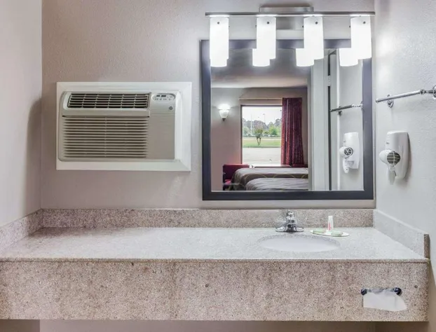 Super 8 by Wyndham Mt. Pleasant TX hotel detail image 2