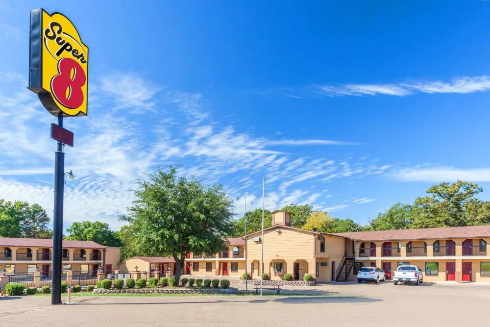 Super 8 by Wyndham Mt. Pleasant TX hotel hero