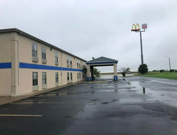 Super 8 by Wyndham Chenoa hotel detail image 4