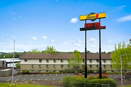 Super 8 by Wyndham Portland Airport hotel hero
