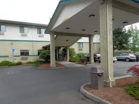 Super 8 by Wyndham Portland Airport hotel detail image 3