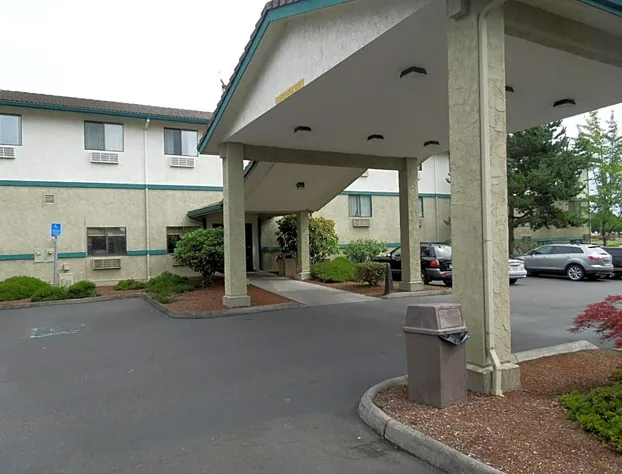 Super 8 by Wyndham Portland Airport hotel detail image 4