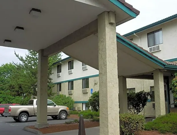 Super 8 by Wyndham Portland Airport hotel detail image 2