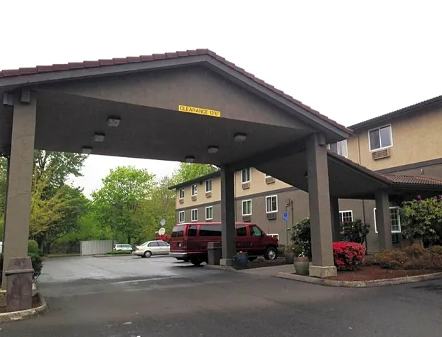 Super 8 by Wyndham Portland Airport hotel detail image 3