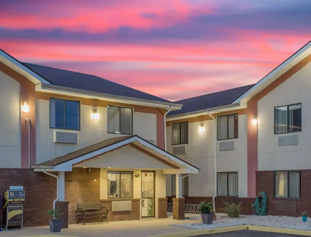 Super 8 by Wyndham Appomattox VA hotel detail image 2