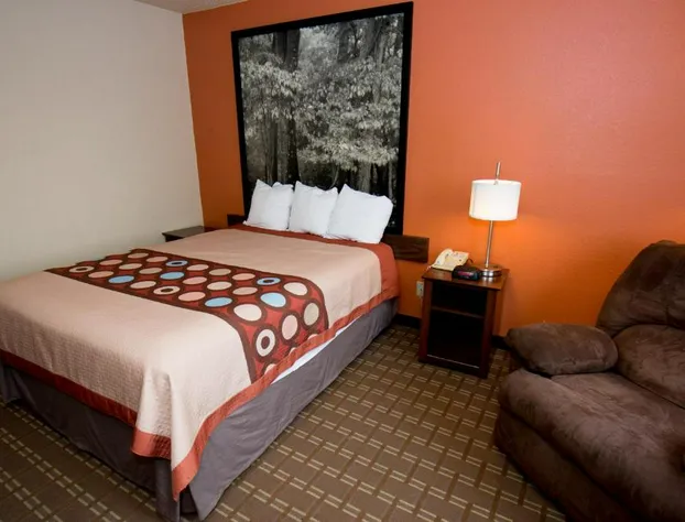 Super 8 by Wyndham Altoona hotel detail image 3