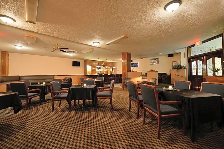 Quality Inn & Suites Near Fort Sam Houston hotel hero