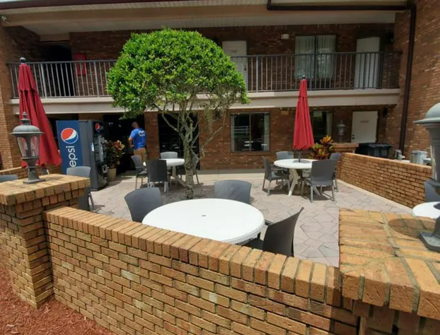 Ramada by Wyndham Temple Terrace/Tampa North hotel detail image 1