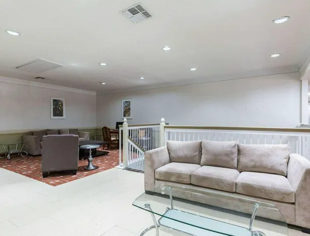 Econo Lodge Inn & Suites East hotel detail image 3