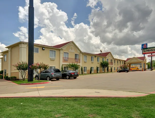 Quality Inn & Suites Terrell hotel detail image 1