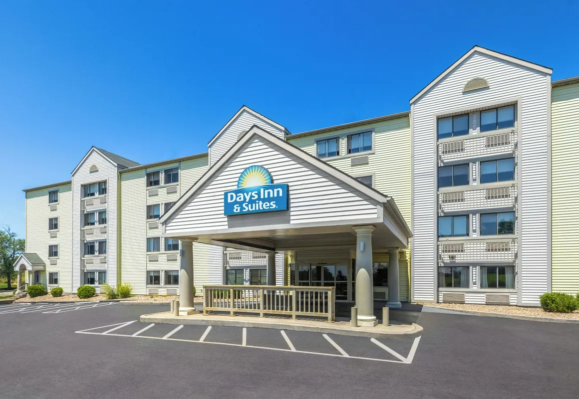 Days Inn & Suites by Wyndham Kansas City South hotel hero