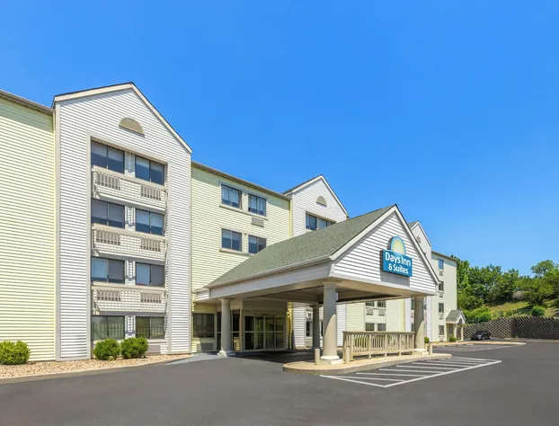 Days Inn & Suites by Wyndham Kansas City South hotel detail image 1