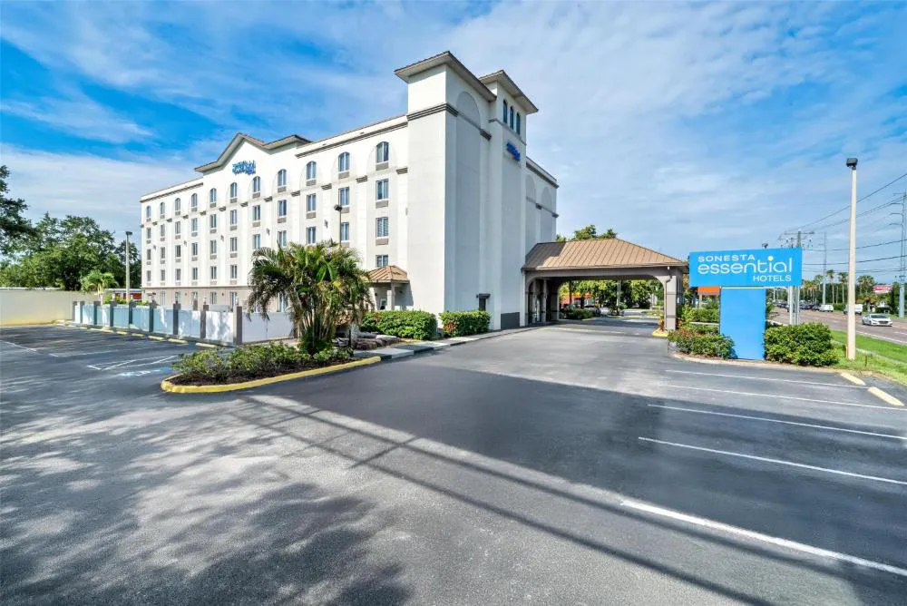 Sonesta Essential Orlando Airport hotel hero