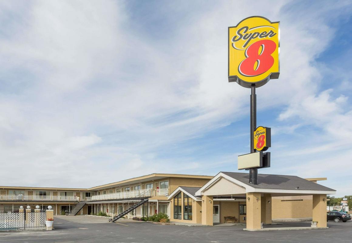 Super 8 by Wyndham Wells hotel hero