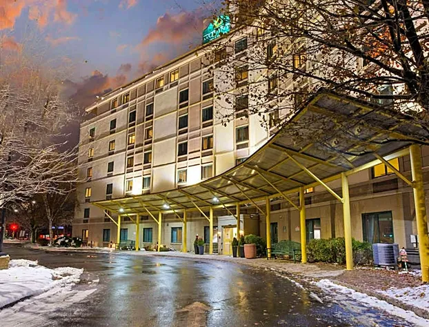 La Quinta Inn & Suites by Wyndham Boston Somerville hotel detail image 2