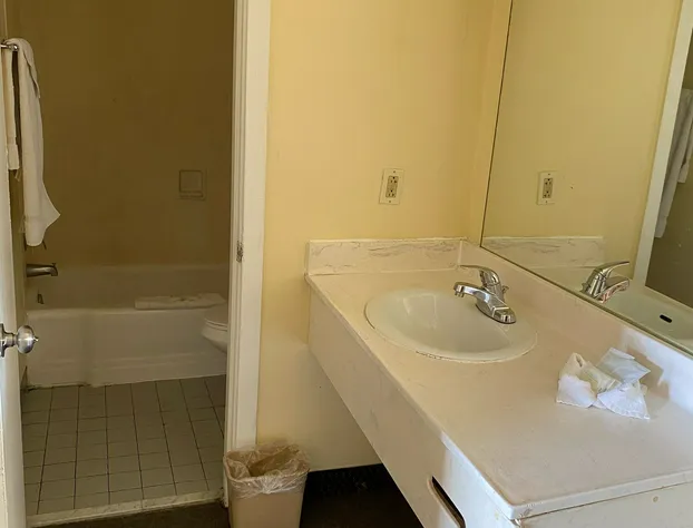 Red Carpet Inn Allentown Hausman Road hotel detail image 4