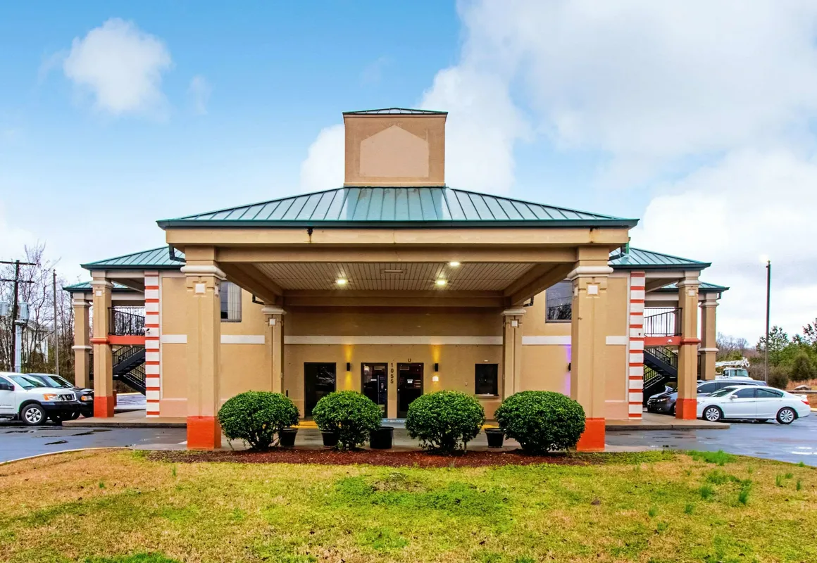 Quality Inn & Suites Dickson hotel hero