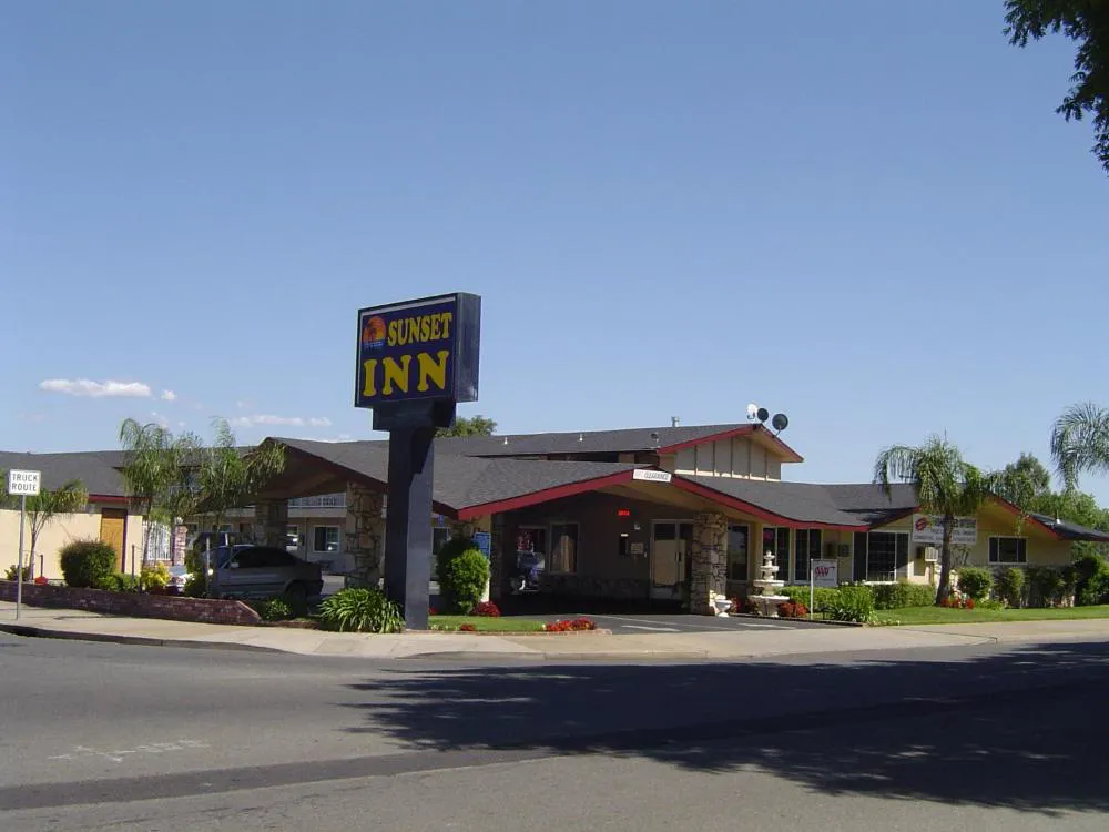 Sunset Inn Lake Oroville hotel hero