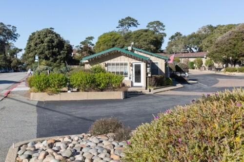 Sea Breeze Inn And Cottages hotel detail image 4