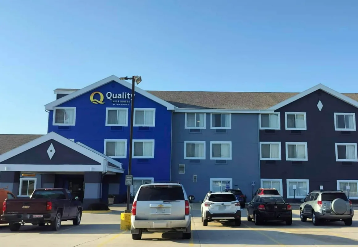 Quality Inn & Suites Bethany hotel hero