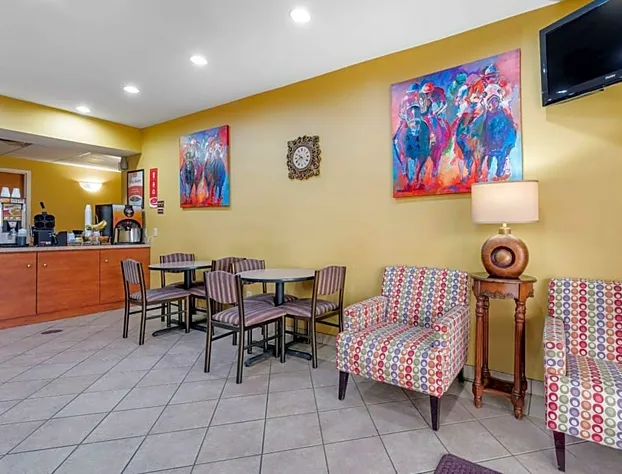 Econo Lodge Louisville Airport hotel detail image 3