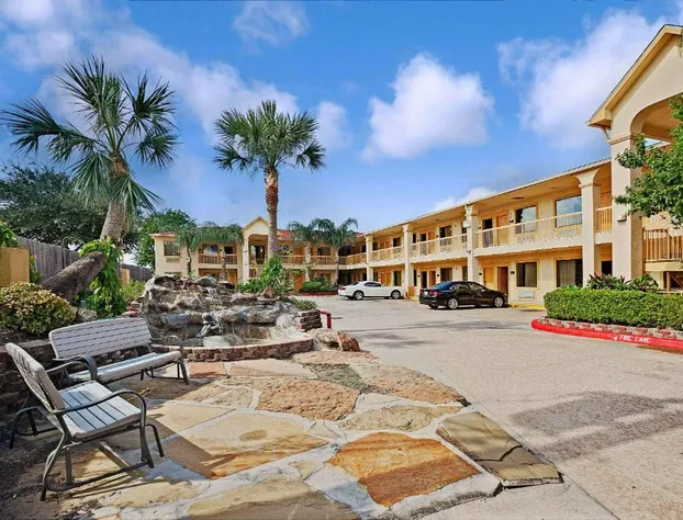 Super 8 by Wyndham Houston Hobby Airport South hotel detail image 2