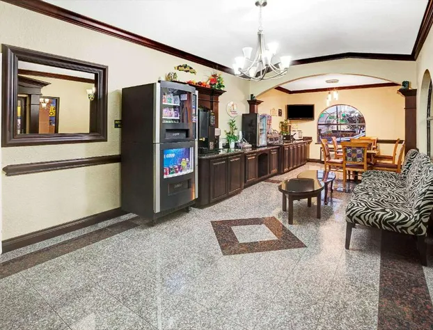 Super 8 by Wyndham Houston Hobby Airport South hotel detail image 3