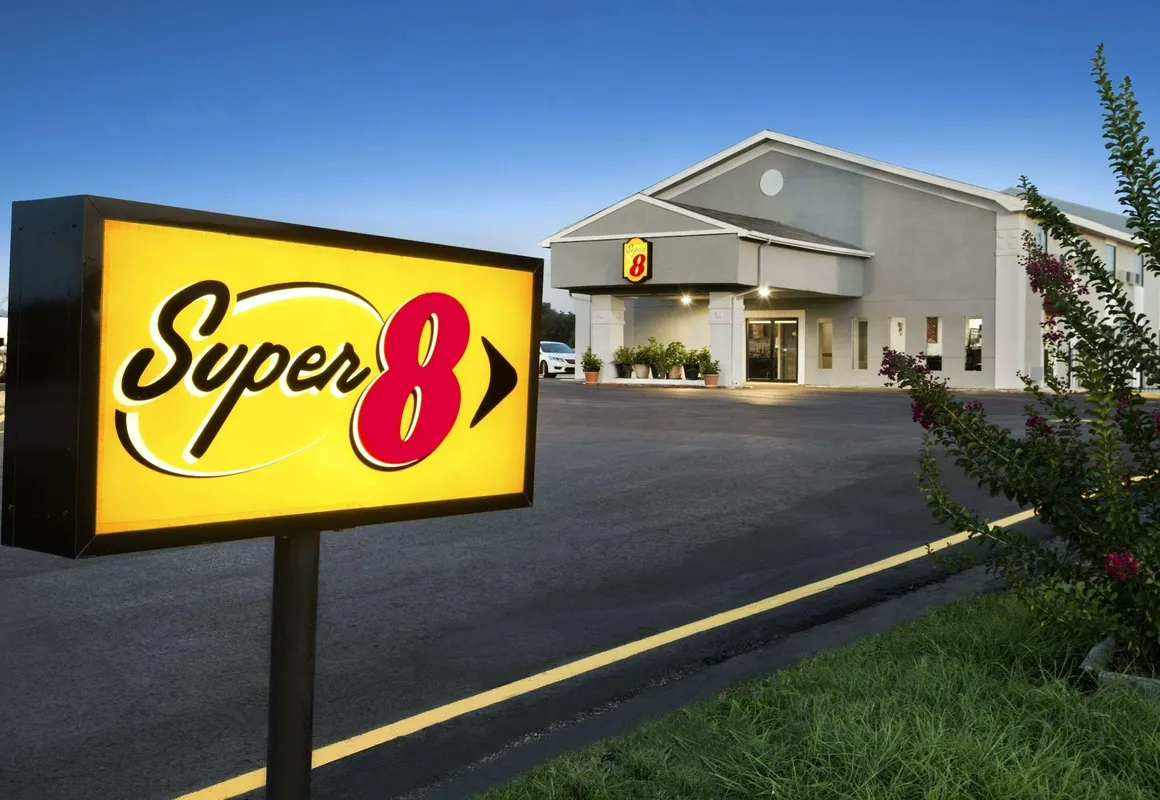 Super 8 by Wyndham Ardmore hotel hero