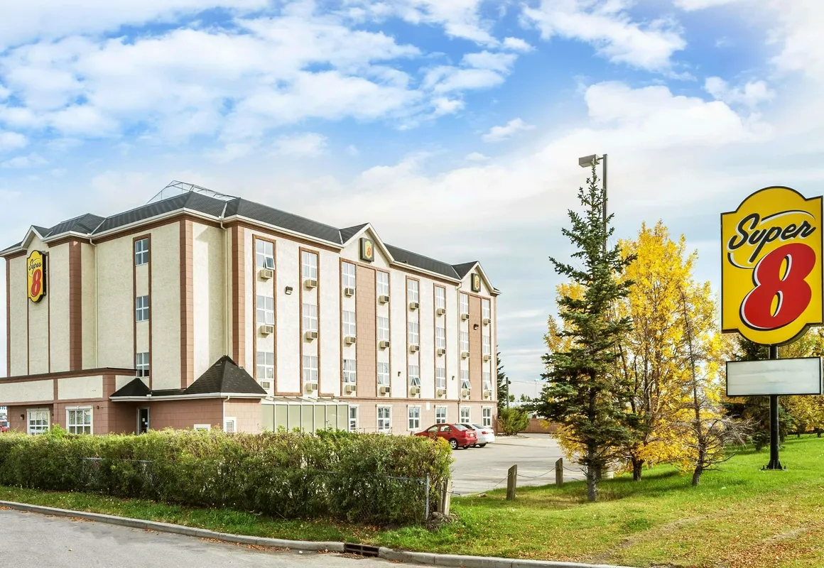 Super 8 by Wyndham Calgary/Airport hotel hero