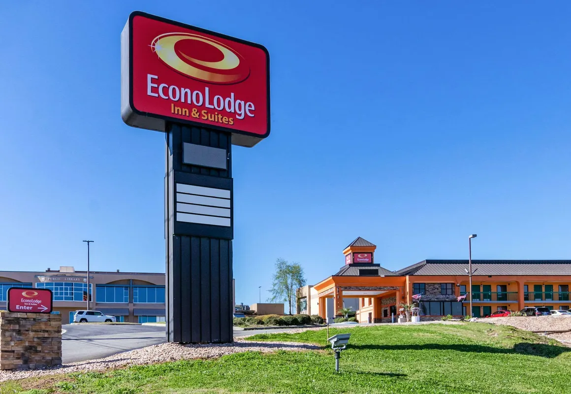 Econo Lodge Inn & Suites Macon North hotel hero