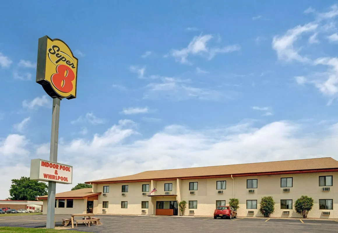 Super 8 by Wyndham Buffalo hotel hero