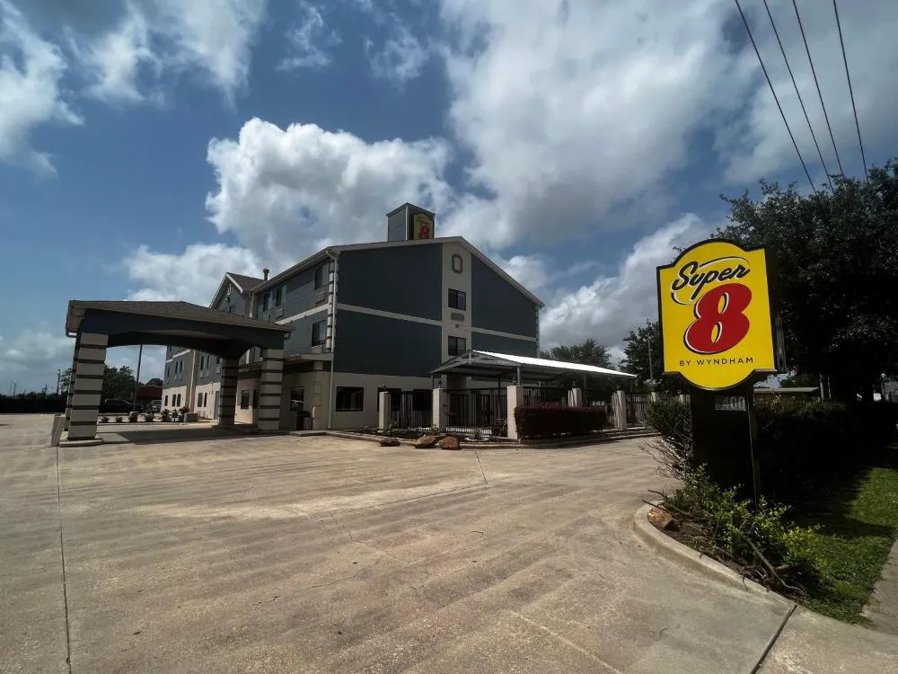 Super 8 by Wyndham Pasadena hotel hero