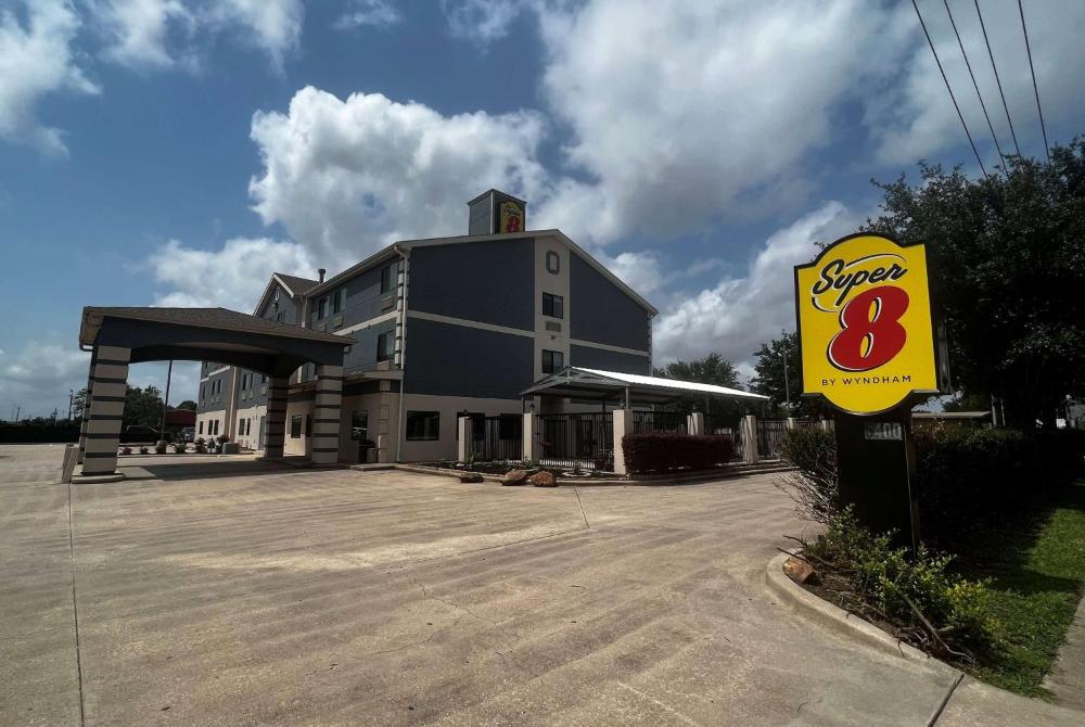 Super 8 by Wyndham Pasadena hotel hero